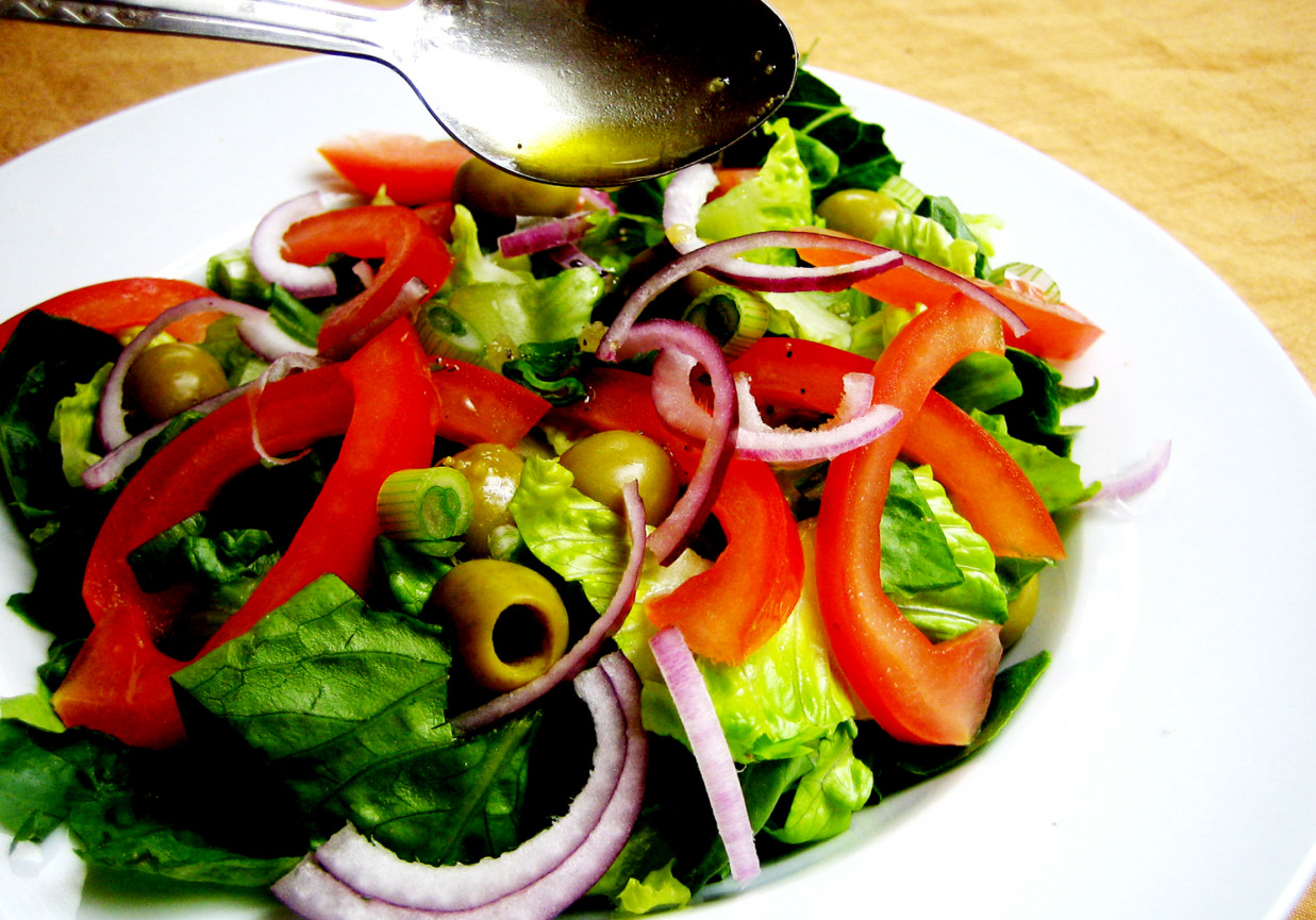 sałatka z oliwkami, pomidorem i czerwoną cebulą z dressingiem cytrusowym foto