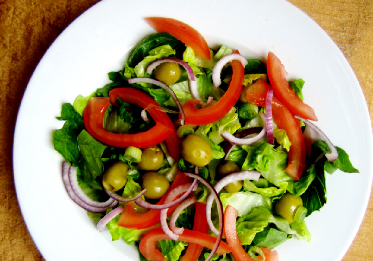 sałatka z oliwkami, pomidorem i czerwoną cebulą z dressingiem cytrusowym foto