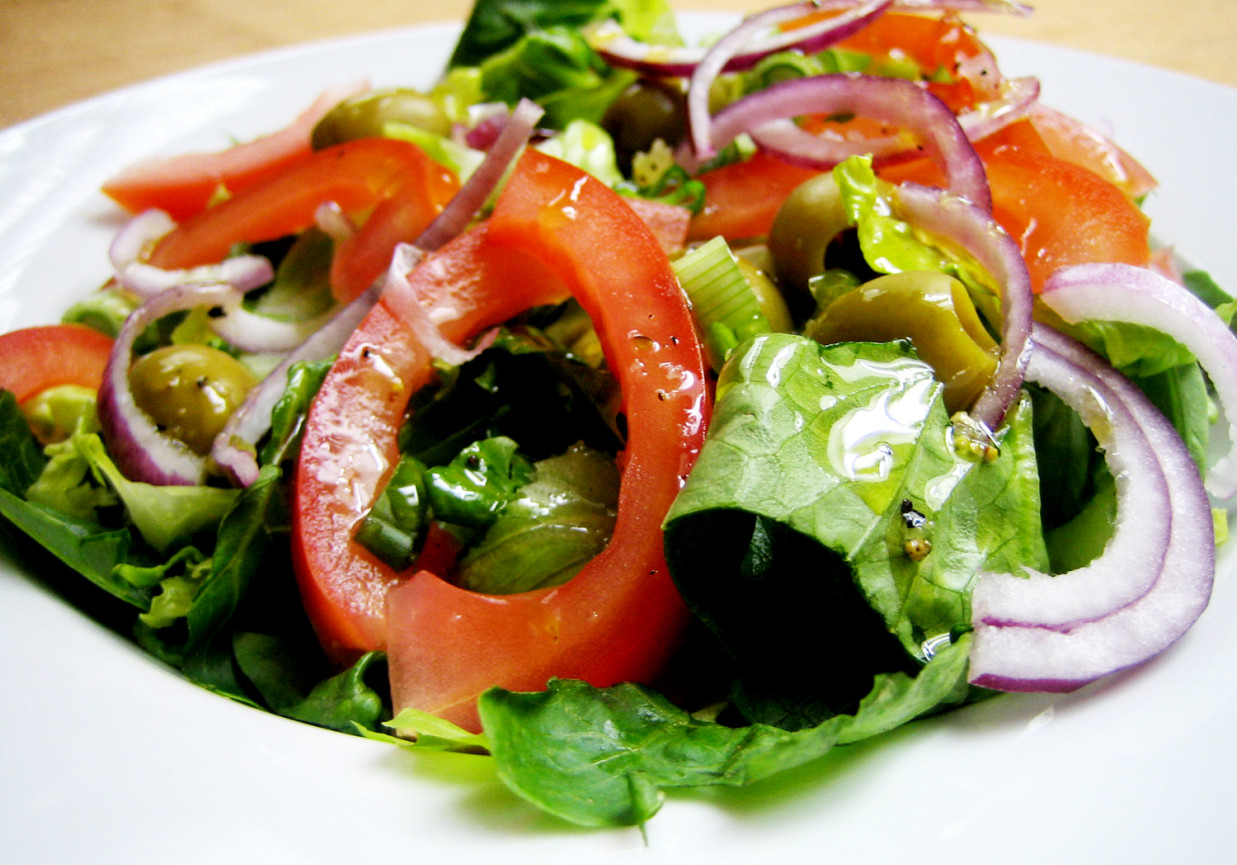 sałatka z oliwkami, pomidorem i czerwoną cebulą z dressingiem cytrusowym foto