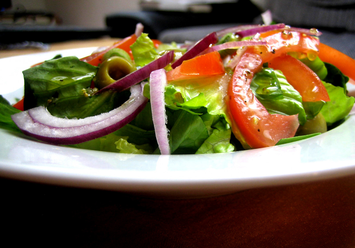 sałatka z oliwkami, pomidorem i czerwoną cebulą z dressingiem cytrusowym foto