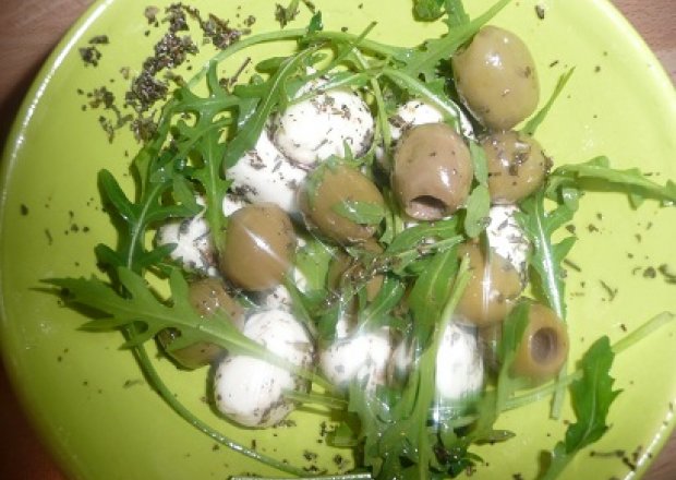 Fotografia przedstawiająca sałatka z oliwkami