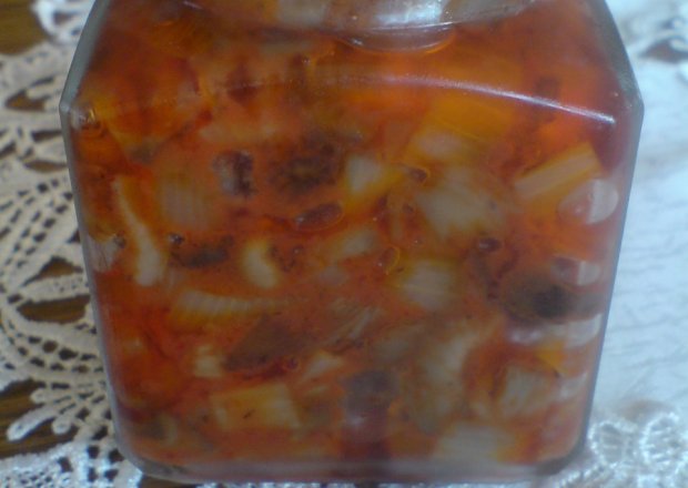 Fotografia przedstawiająca sałatka z opienek  pomidorowym smaku  -do słoików