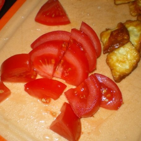 Krok 2 - Sałatka z oscypkiem, pomidorem i żurawiną foto