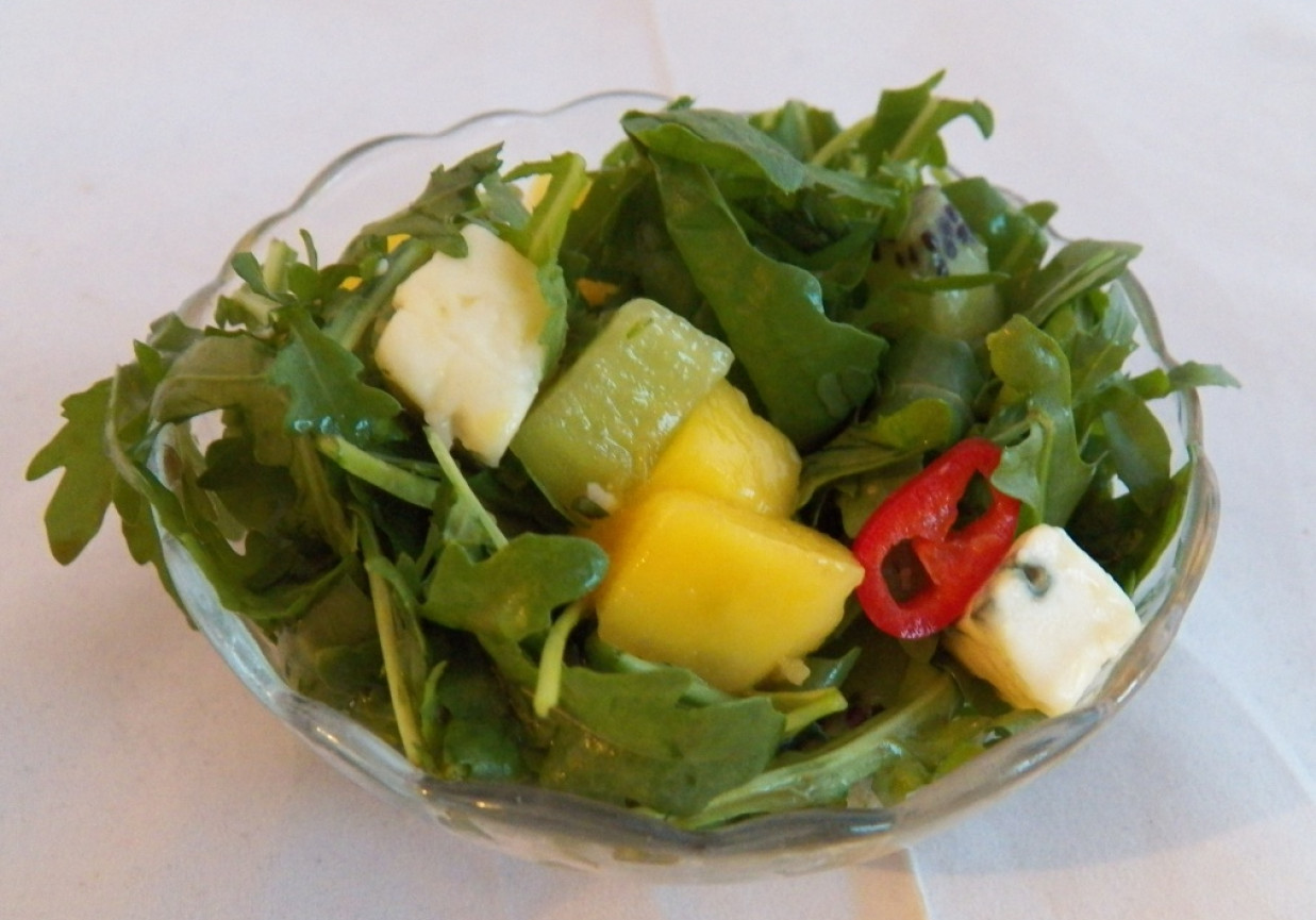 Sałatka z owocami rukolą i serem pleśniowym foto