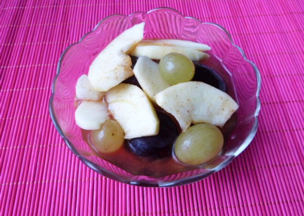 Fotografia przedstawiająca Sałatka z owoców mieszanych