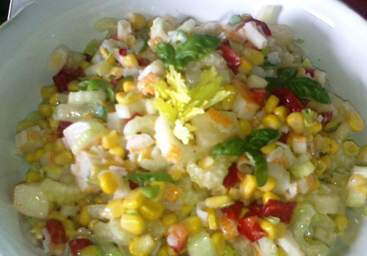 sałatka z paluszkami surimi DoradcaSmaku.pl