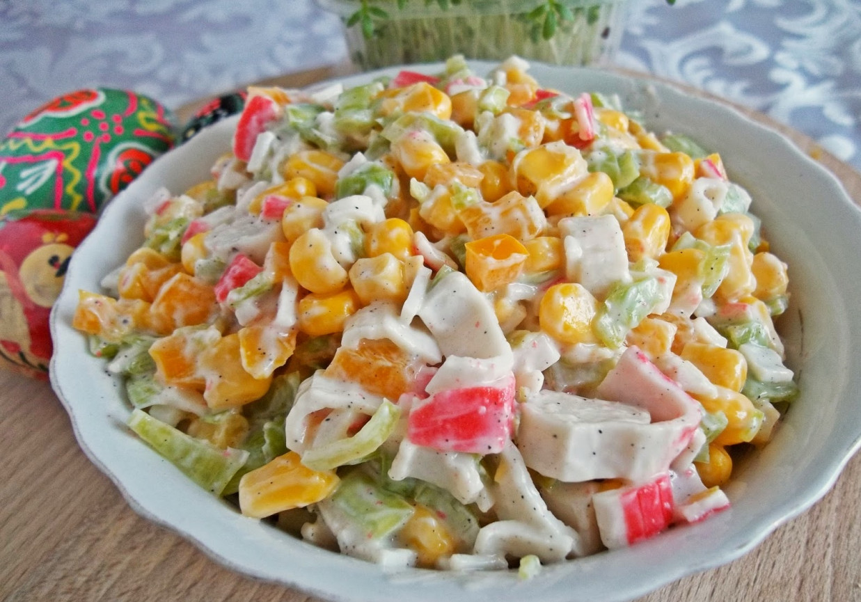 Sałatka z paluszkami Surimi DoradcaSmaku.pl