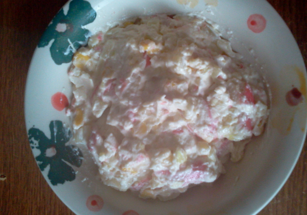 Sałatka z paluszków krabowych z ananasem foto