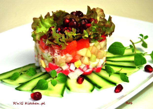 Fotografia przedstawiająca Sałatka z paluszków krabowych z warzywami i owocami
