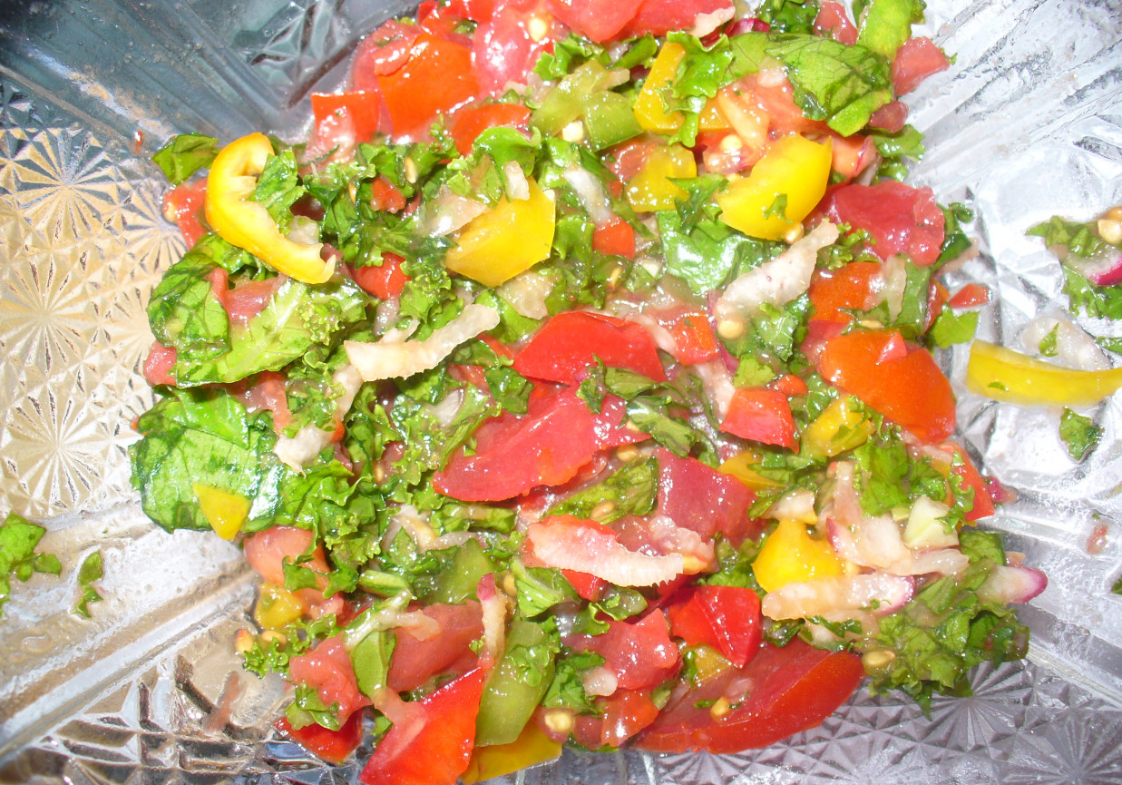 Sałatka z papryką, jarmużem, rzodkiewką, sałatą zieloną i pomidorami foto