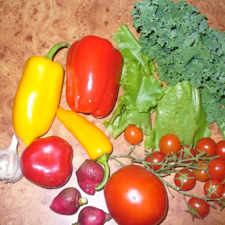 Krok 1 - Sałatka z papryką, jarmużem, rzodkiewką, sałatą zieloną i pomidorami foto