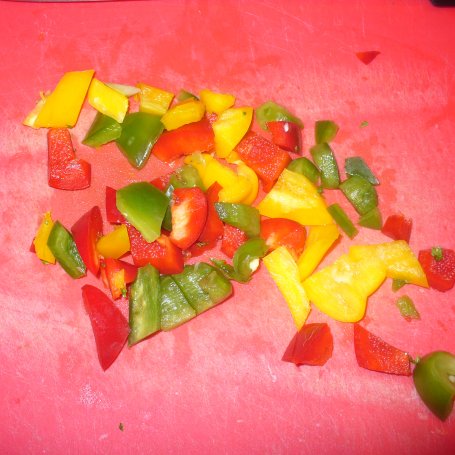 Krok 2 - Sałatka z papryką, jarmużem, rzodkiewką, sałatą zieloną i pomidorami foto