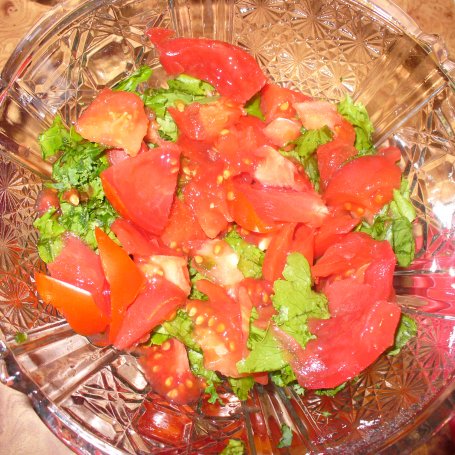 Krok 3 - Sałatka z papryką, jarmużem, rzodkiewką, sałatą zieloną i pomidorami foto