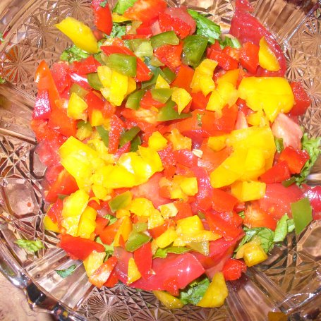 Krok 4 - Sałatka z papryką, jarmużem, rzodkiewką, sałatą zieloną i pomidorami foto
