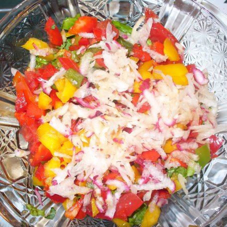 Krok 5 - Sałatka z papryką, jarmużem, rzodkiewką, sałatą zieloną i pomidorami foto