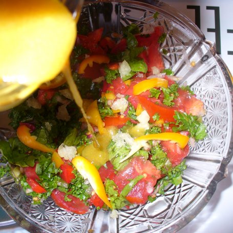 Krok 7 - Sałatka z papryką, jarmużem, rzodkiewką, sałatą zieloną i pomidorami foto