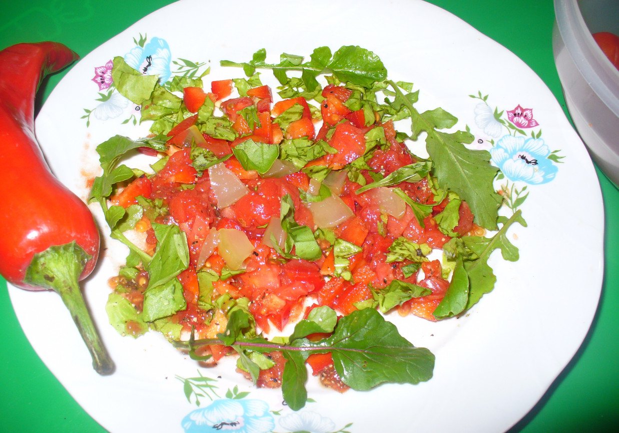 Sałatka z papryki i pomidorów  foto