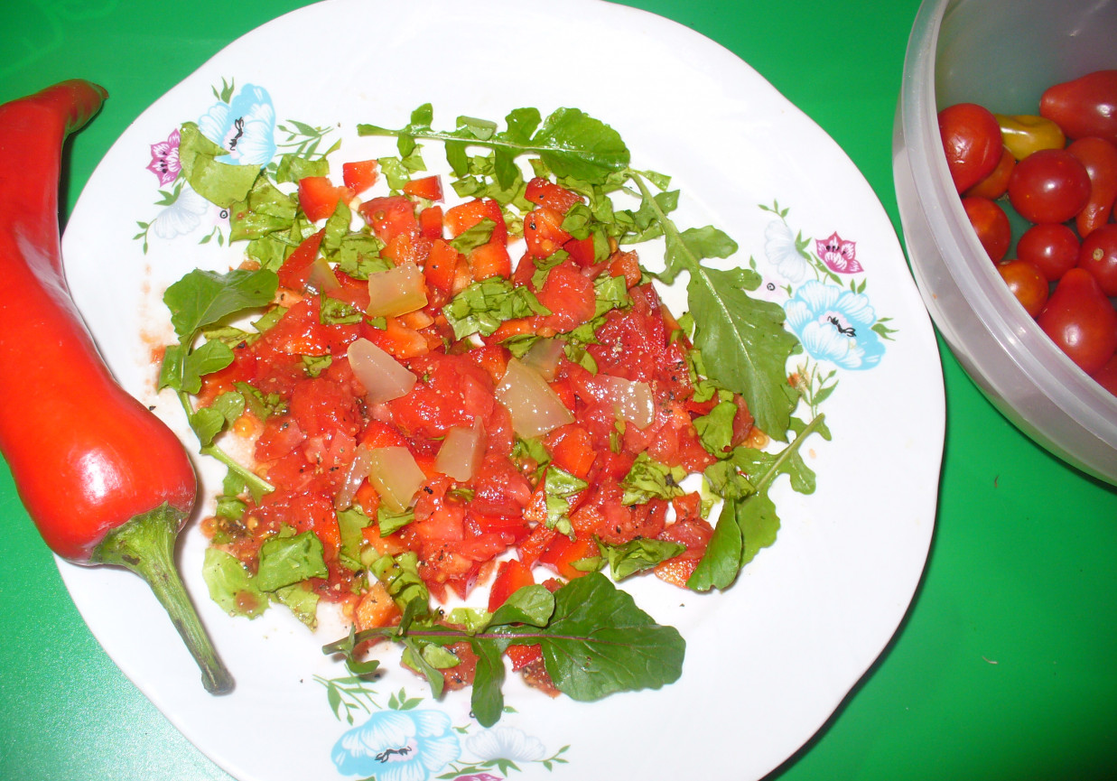 Sałatka z papryki i pomidorów  foto