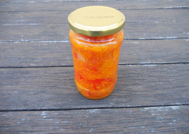 Fotografia przedstawiająca Sałatka z papryki, marchwi i pomidorów