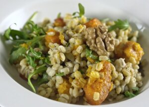 Jak zrobić sałatkę z kaszy pęczak, dyni i batatów? foto