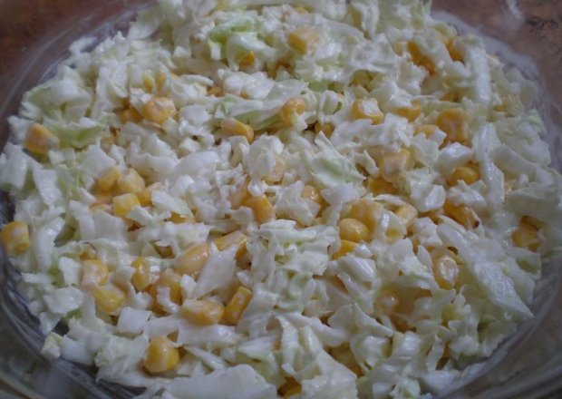 Fotografia przedstawiająca Sałatka z pekinką i kukurydzą