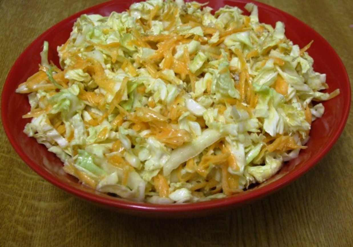 Salatka z pekinska i orzechami wloskimi foto