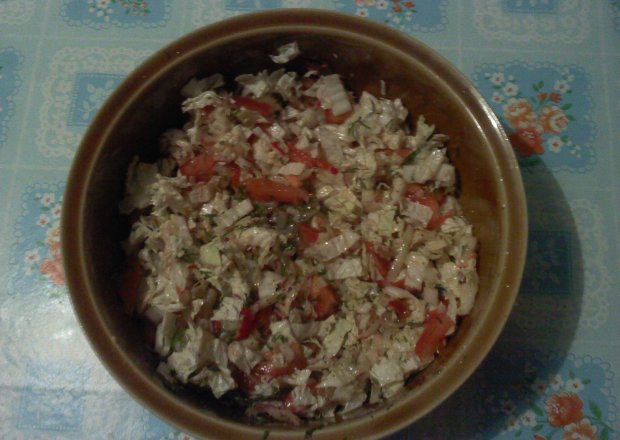 Fotografia przedstawiająca Sałatka z pekińską i sosem ziołowym