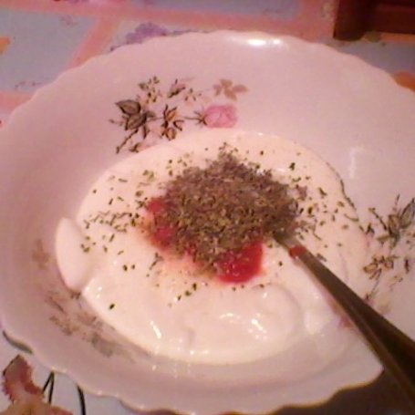 Krok 3 - sałatka z pekińskiej z jogurtem i majonezem foto