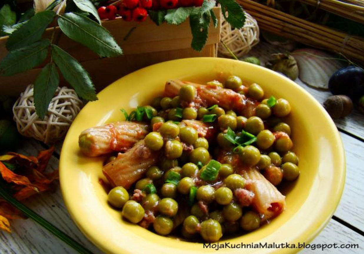 Sałatka z penne tuńczyka i groszku foto