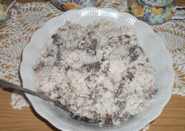 Fotografia przedstawiająca Sałatka z pieczarek i ryzu