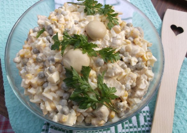Fotografia przedstawiająca Sałatka z pieczarek,jajek,groszku,cebuli i kukurydzy.