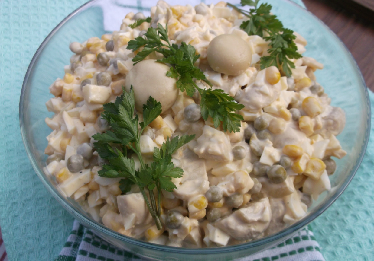 Sałatka z pieczarek,jajek,groszku,cebuli i kukurydzy. foto