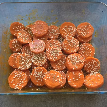 Krok 3 - Sałatka z pieczoną marchewką i mozarellą foto