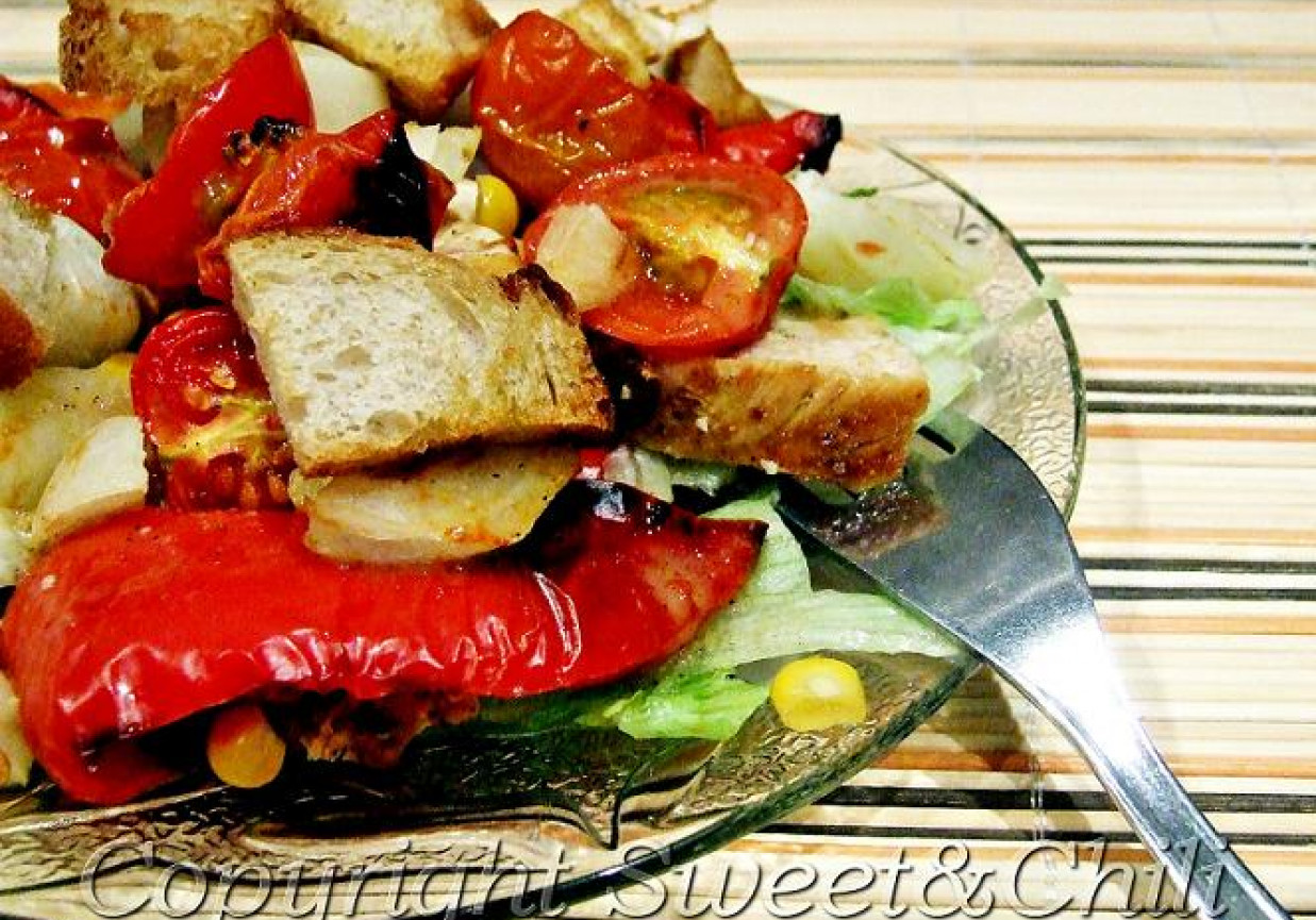Sałatka z pieczoną papryką, pomidorkami i kurczakiem w sosie miodowym foto
