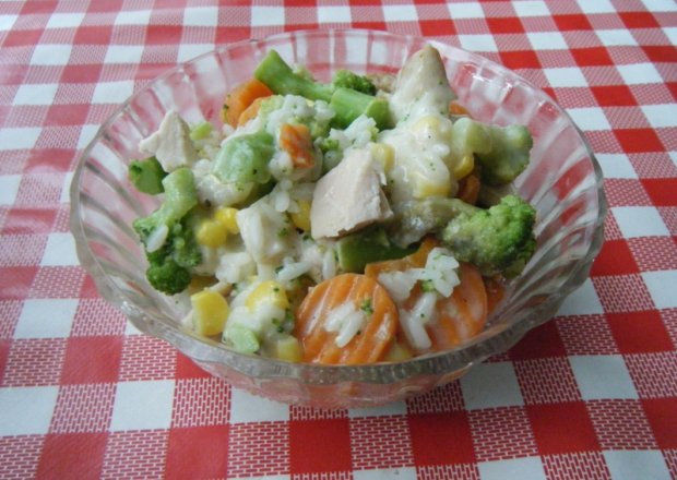 Fotografia przedstawiająca Sałatka z pieczonej piersi z kurczaka, ryżu i warzyw