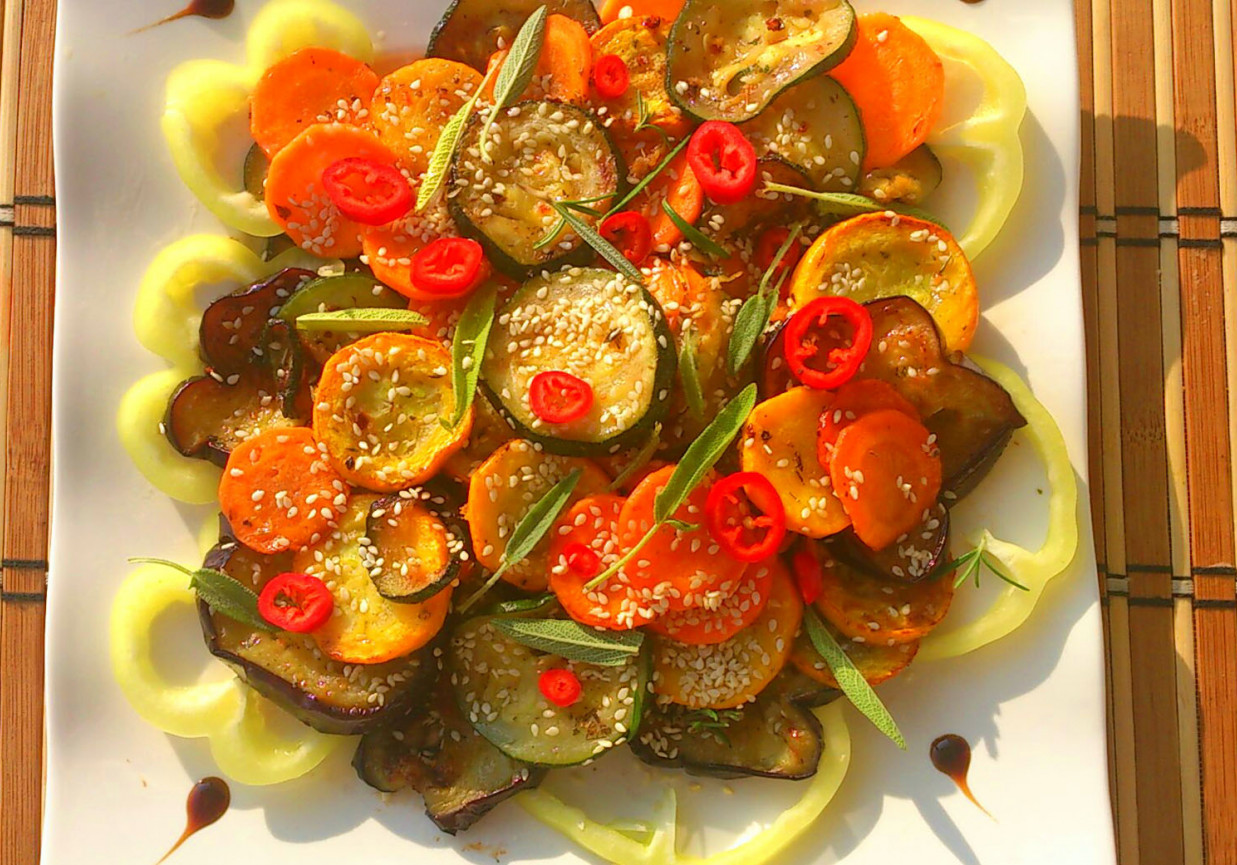 Sałatka z pieczonych warzyw z szałwią, sezamem i oliwą truflową foto