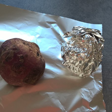 Krok 1 - Sałatka z pieczonym burakiem i mozarellą foto
