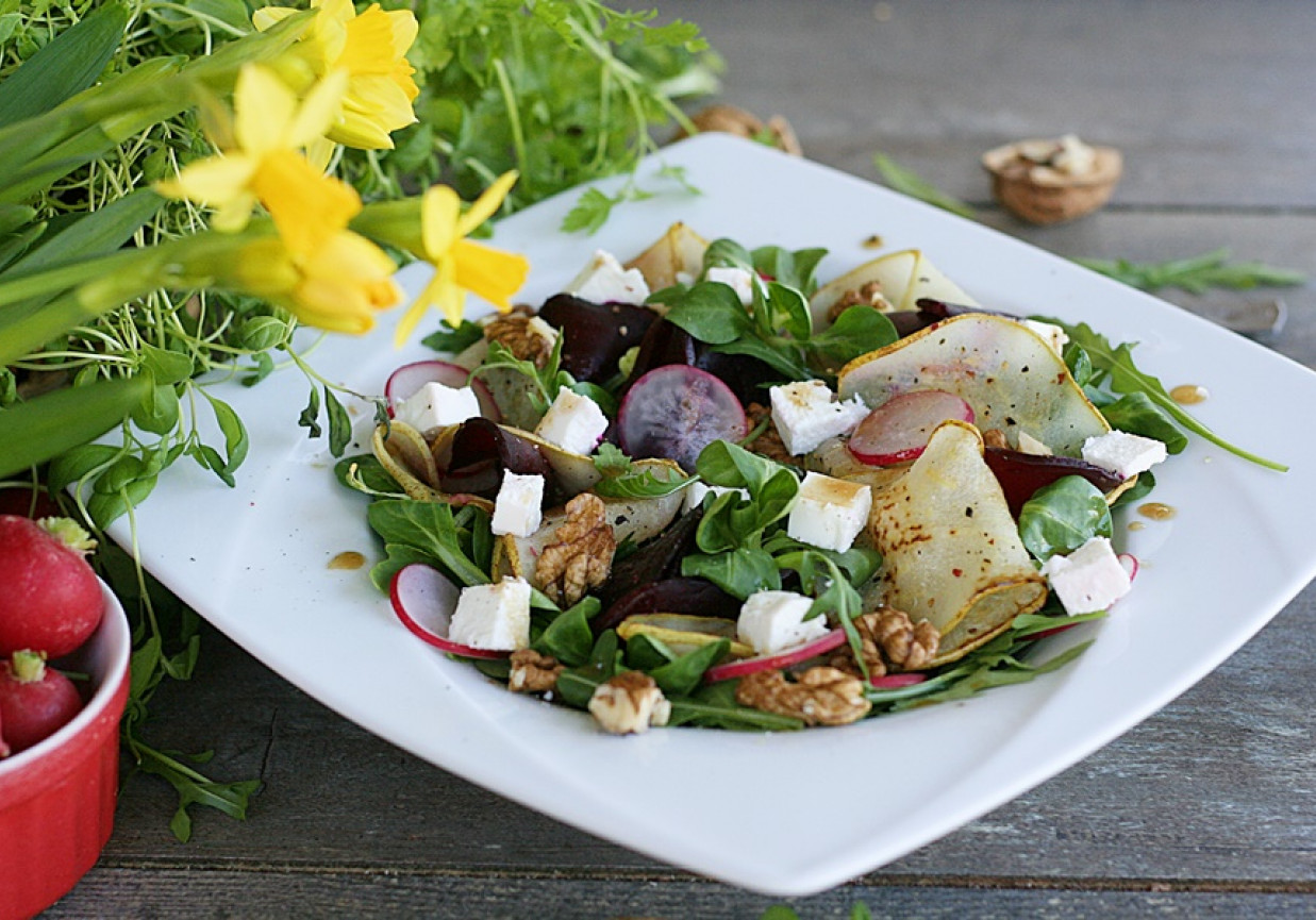 Sałatka z pieczonymi burakami, gruszką i serem feta foto
