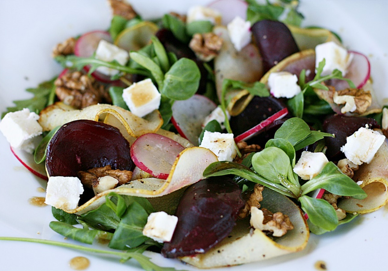 Sałatka z pieczonymi burakami, gruszką i serem feta foto