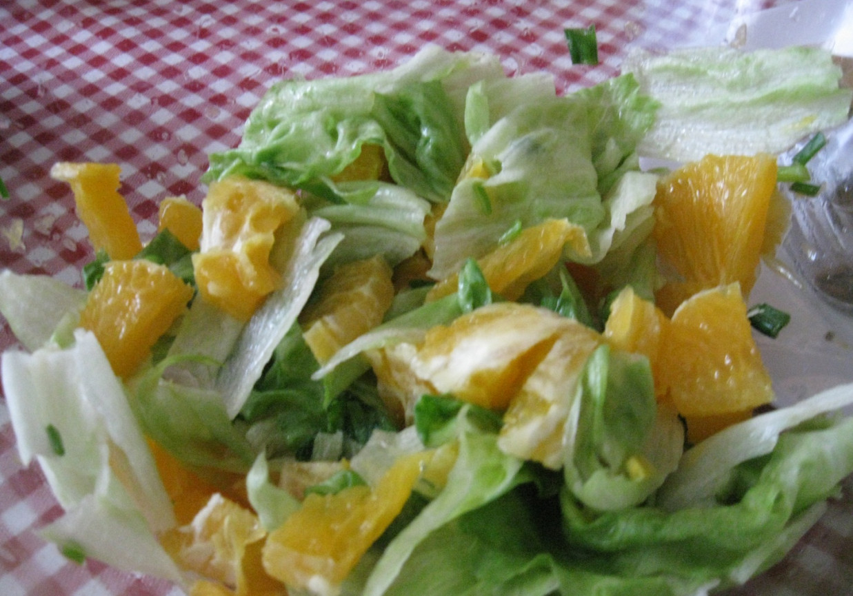 Sałatka z pomarańczą (szybka i smaczna) foto
