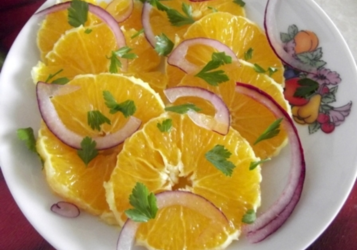 Sałatka z pomarańczy i oliwek foto