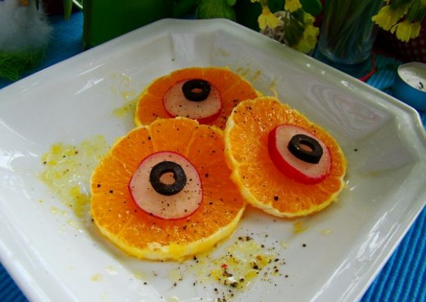 Fotografia przedstawiająca Sałatka  z pomarańczy i rzodkiewki z sosem kminkowym