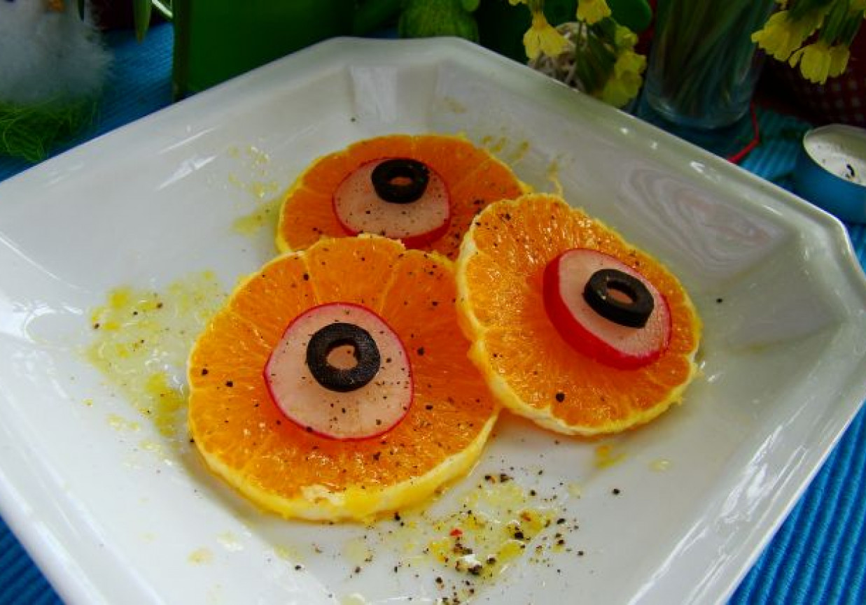 Sałatka  z pomarańczy i rzodkiewki z sosem kminkowym foto