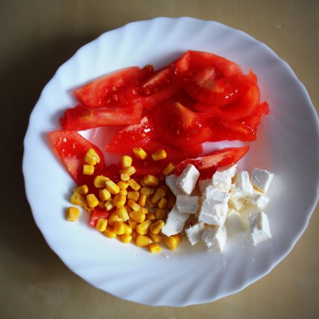 Krok 1 - Sałatka z pomidora, fety, kukurydzy i rukoli foto