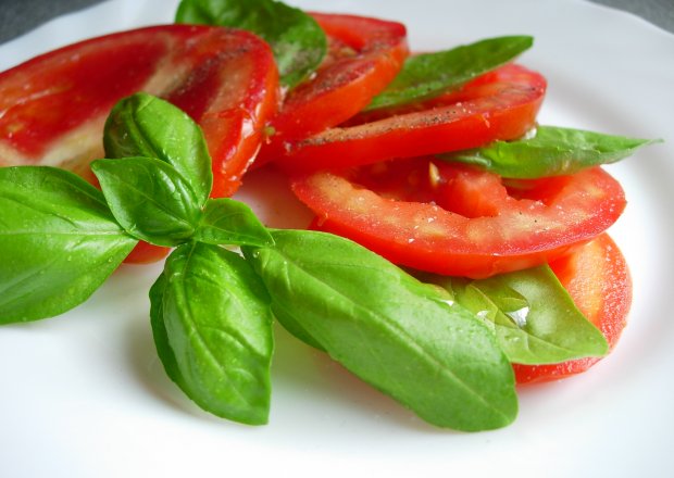Fotografia przedstawiająca Sałatka z pomidora i bazylii