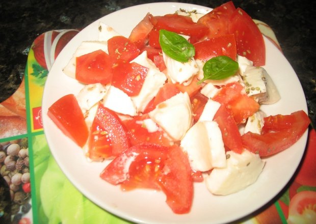 Fotografia przedstawiająca Sałatka z pomidora i mozzarelli