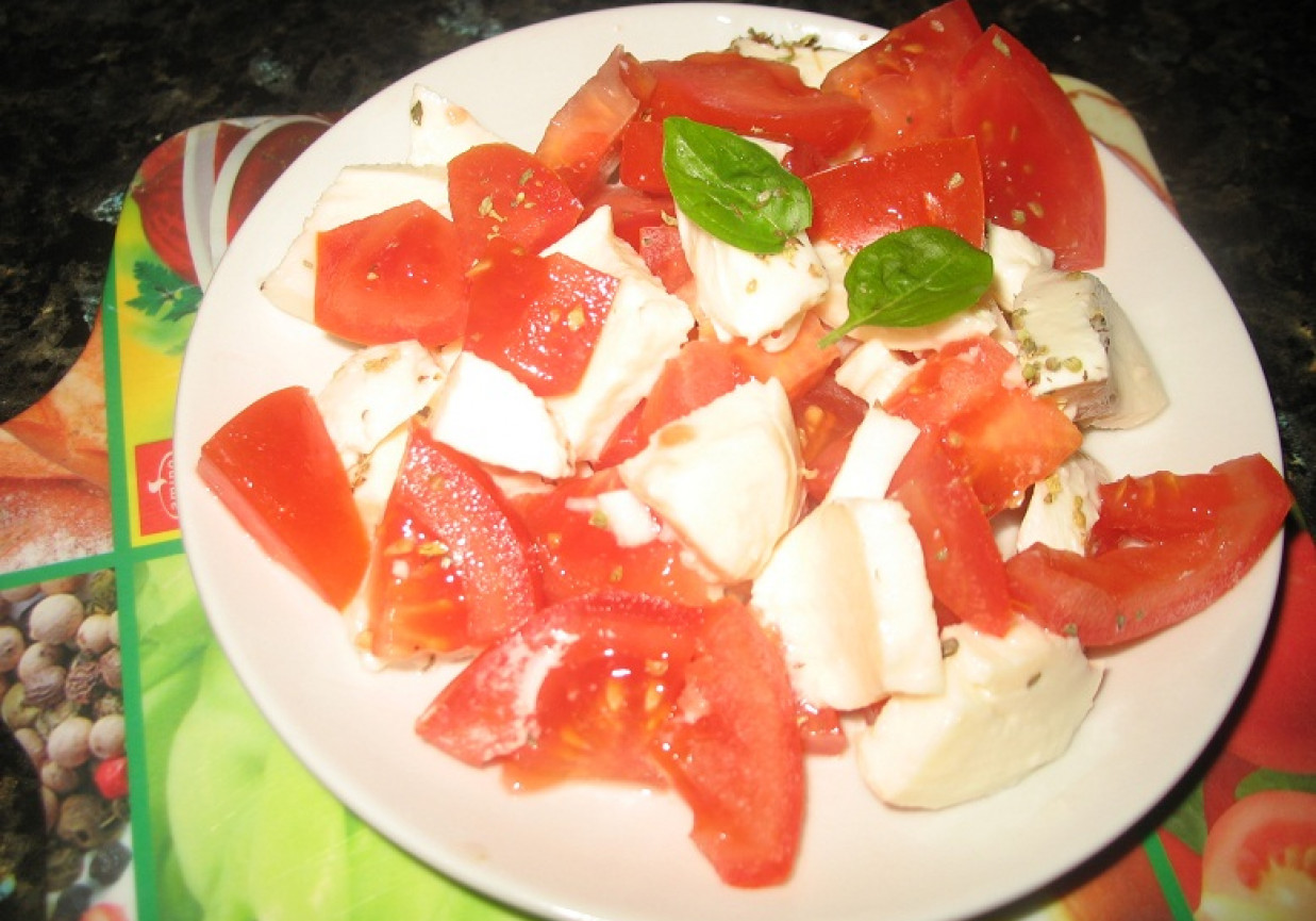 Sałatka z pomidora i mozzarelli foto