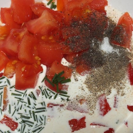 Krok 3 - Sałatka z pomidora i papryki  foto