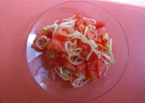 Fotografia przedstawiająca Sałatka z pomidora i pora