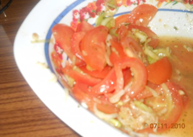 Fotografia przedstawiająca Sałatka z pomidora i pora